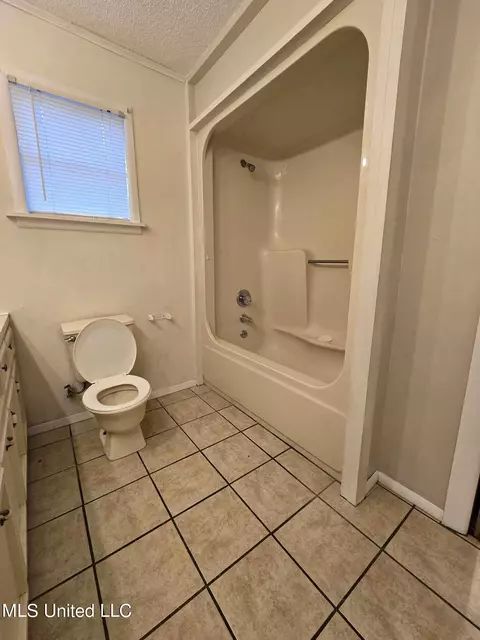 Bath - 3824 Second St, Moss Point, MS 39563 photo 5 of 5