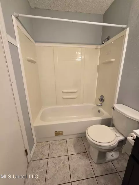 Bath - 3824 Second St, Moss Point, MS 39563 photo 2 of 5