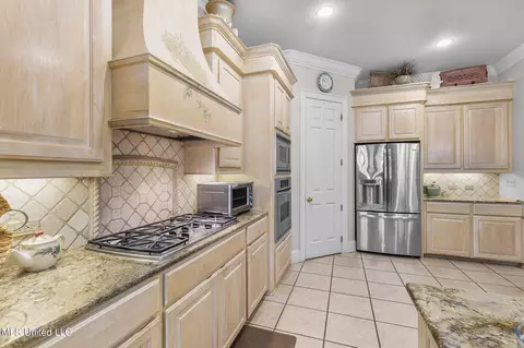 Kitchen - 477 Wimbledon Dr, Brandon, MS 39047 photo 5 of 6