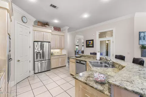 Kitchen - 477 Wimbledon Dr, Brandon, MS 39047 photo 6 of 6
