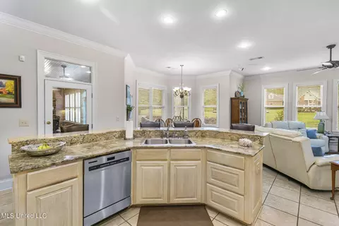 Kitchen - 477 Wimbledon Dr, Brandon, MS 39047 photo 4 of 6