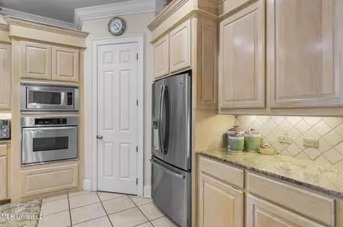 Kitchen - 477 Wimbledon Dr, Brandon, MS 39047 photo 3 of 6