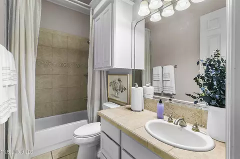Bath - 477 Wimbledon Dr, Brandon, MS 39047 photo 1 of 8