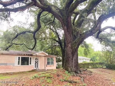 1722 Terrace Dr, Gulfport, MS 39501