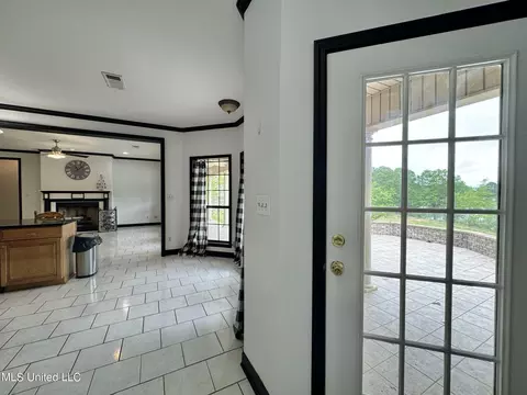 Entry Way - 297 Ridgecrest Dr, Pope, MS 38658 photo 12 of 15