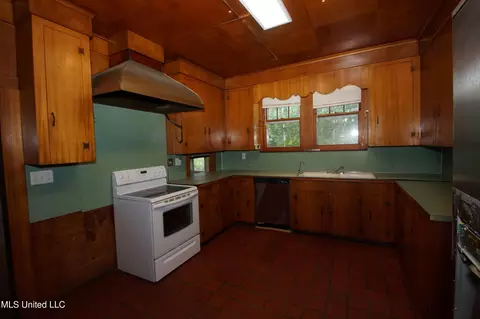 Kitchen - 1037 Belhaven St, Jackson, MS 39202 photo 2 of 3