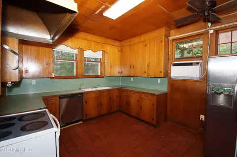 Kitchen - 1037 Belhaven St, Jackson, MS 39202 photo 1 of 3