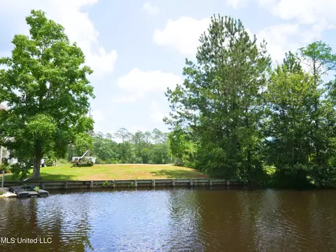 15067 Chickasaw Rd, Kiln, MS 39556