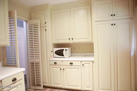 Other - 915 Briarwood Dr, Jackson, MS 39211 photo 2 of 4