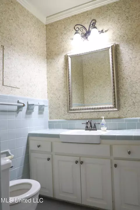Bath - 915 Briarwood Dr, Jackson, MS 39211 photo 1 of 4