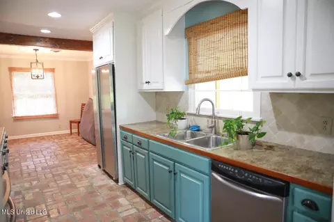 Kitchen - 915 Briarwood Dr, Jackson, MS 39211 photo 3 of 3