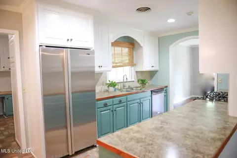 Kitchen - 915 Briarwood Dr, Jackson, MS 39211 photo 2 of 3