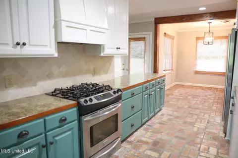 Kitchen - 915 Briarwood Dr, Jackson, MS 39211 photo 1 of 3
