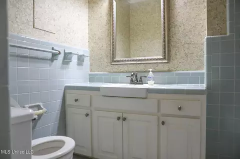 Bath - 915 Briarwood Dr, Jackson, MS 39211 photo 3 of 4