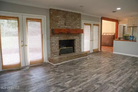 Living - 915 Briarwood Dr, Jackson, MS 39211 photo 2 of 3