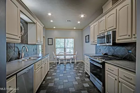 Kitchen - 239 E Pinebrook Dr, Brandon, MS 39047 photo 3 of 3