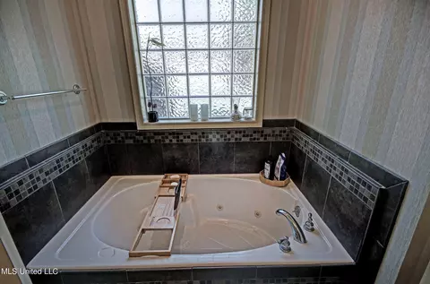 Bath - 239 E Pinebrook Dr, Brandon, MS 39047 photo 4 of 5