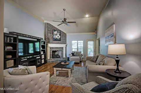 Living - 239 E Pinebrook Dr, Brandon, MS 39047 photo 2 of 4