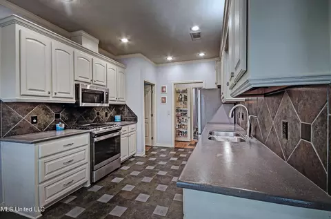 Kitchen - 239 E Pinebrook Dr, Brandon, MS 39047 photo 1 of 3