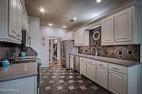 Kitchen - 239 E Pinebrook Dr, Brandon, MS 39047 photo 2 of 3