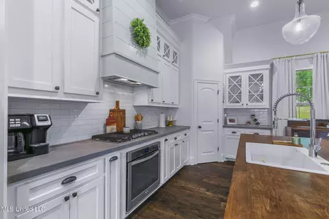 Kitchen - 289 John Hill Rd, Brandon, MS 39047 photo 5 of 6