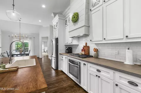 Kitchen - 289 John Hill Rd, Brandon, MS 39047 photo 2 of 6