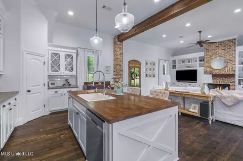Kitchen - 289 John Hill Rd, Brandon, MS 39047 photo 4 of 6