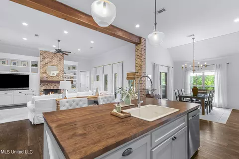 Kitchen - 289 John Hill Rd, Brandon, MS 39047 photo 3 of 6