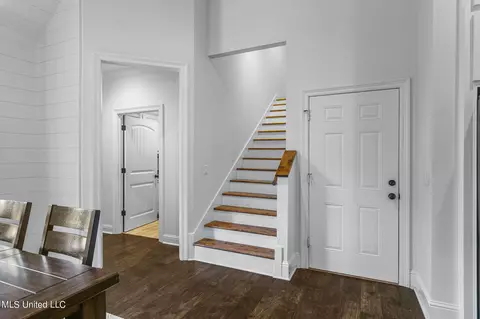 Entry Way - 289 John Hill Rd, Brandon, MS 39047 photo 3 of 4