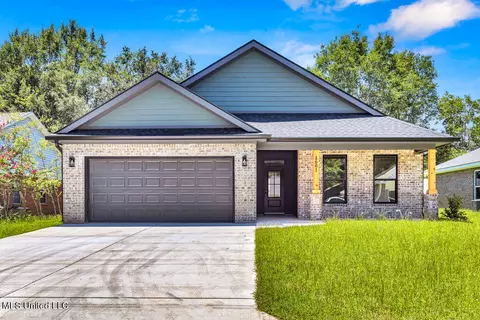 1601 S 9th St, Ocean Springs, MS 39564