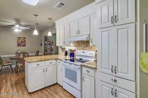 Kitchen - 214 Oak Bnd, Madison, MS 39110 photo 2 of 4