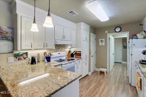 Kitchen - 214 Oak Bnd, Madison, MS 39110 photo 4 of 4