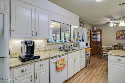 Kitchen - 214 Oak Bnd, Madison, MS 39110 photo 3 of 4