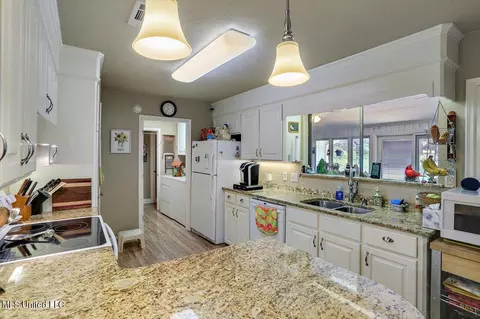 Kitchen - 214 Oak Bnd, Madison, MS 39110 photo 1 of 4