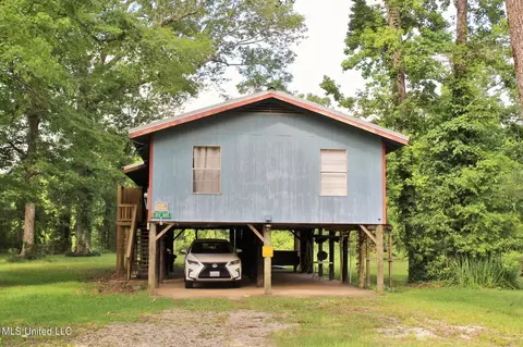 109 Hickory Ln, Lucedale, MS 39452