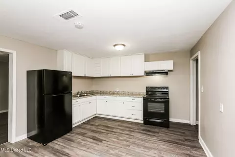 Kitchen - 4306 Hanging Moss Rd, Jackson, MS 39206 photo 3 of 4