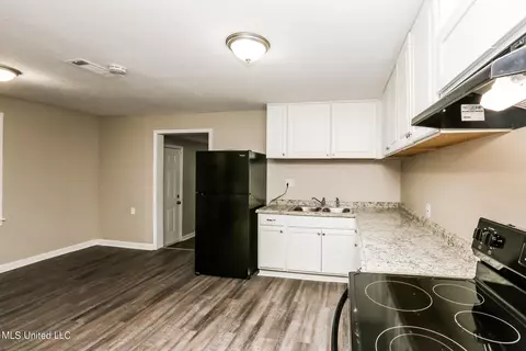 Kitchen - 4306 Hanging Moss Rd, Jackson, MS 39206 photo 1 of 4