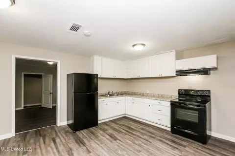 Kitchen - 4306 Hanging Moss Rd, Jackson, MS 39206 photo 2 of 4