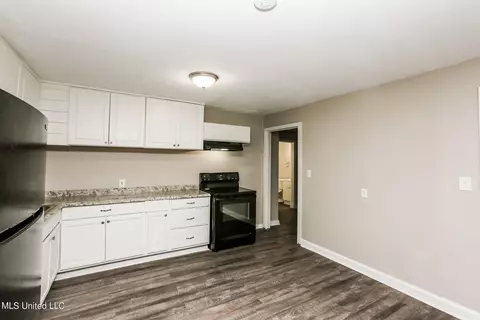 Kitchen - 4306 Hanging Moss Rd, Jackson, MS 39206 photo 4 of 4