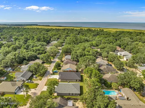 1605 S 9th St, Ocean Springs, MS 39564