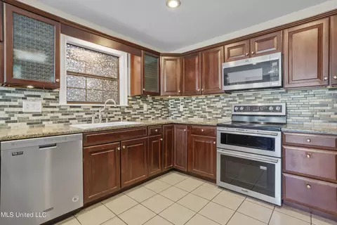 Kitchen - 6306 Davis Rd, Long Beach, MS 39560 photo 3 of 5