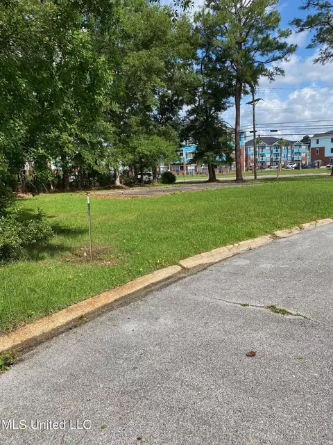 16005 Lemoyne Blvd, Biloxi, MS 39532