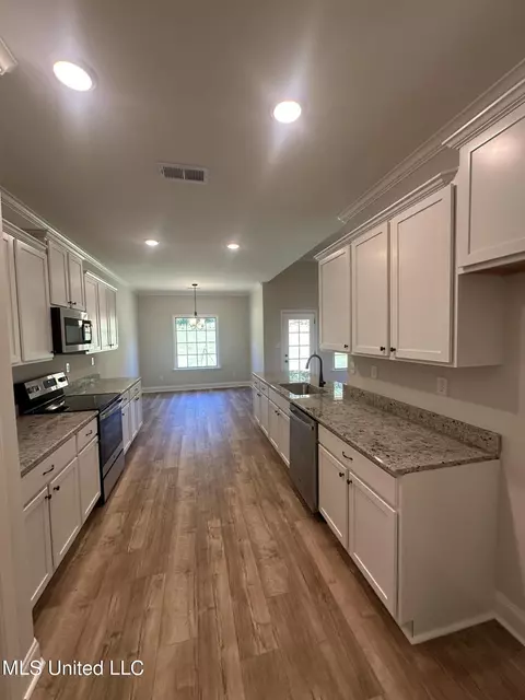 Kitchen - 818 Andys Way Dr, Hernando, MS 38632 photo 3 of 3