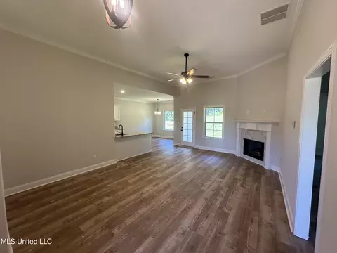 Living - 818 Andys Way Dr, Hernando, MS 38632 photo 3 of 4