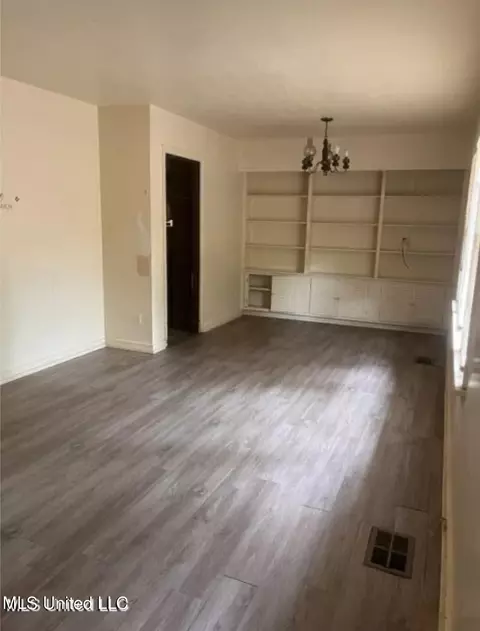 547 Daniel Cir, Jackson, MS 39212 photo 2