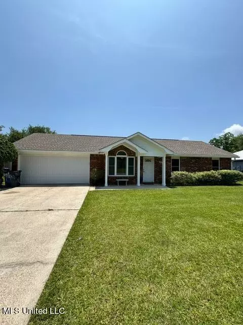 13121 Rosemont St, Ocean Springs, MS 39564