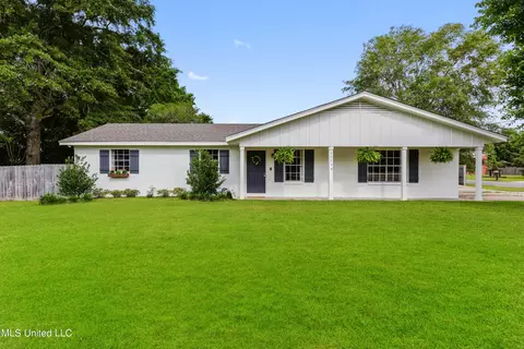11539 Pine Dr, Gulfport, MS 39503