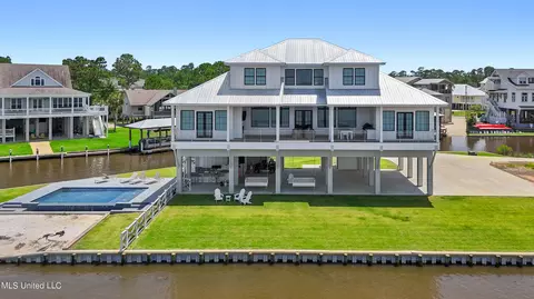 118 Palmwood Dr, Pass Christian, MS 39571