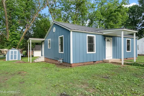 106 Line St, Senatobia, MS 38668