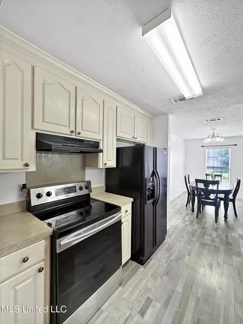 Kitchen - 131 Appleridge Dr, Brandon, MS 39047 photo 2 of 3